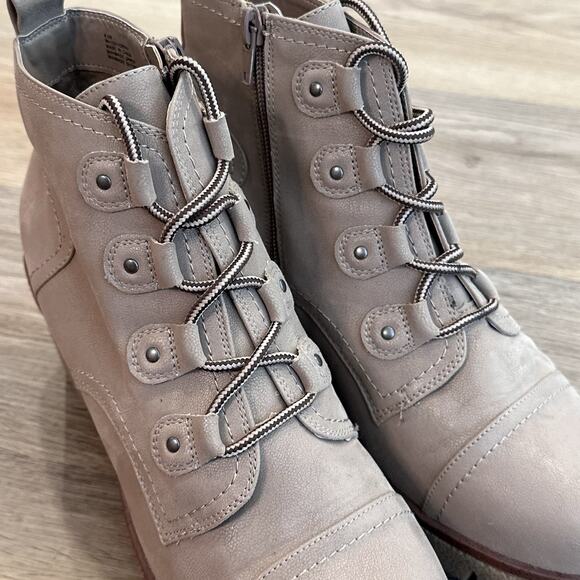 MIA Women’s 8.5 Sand Beige Anatomic Contoured Footed Wedge Ankle Boots EUC - Picture 6 of 10